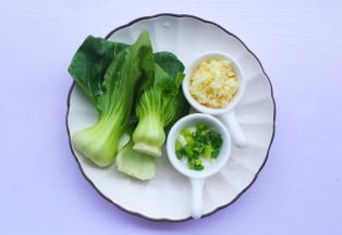 青菜洗净，葱蒜切末，黄瓜胡萝卜擦丝。