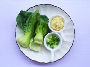 青菜洗净，葱蒜切末，黄瓜胡萝卜擦丝。