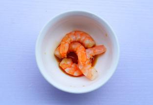 虾仁加生抽盐料酒腌制3分钟。
