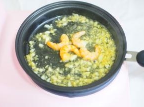 多功能早餐机炒锅烧热加油，加入剩余的大蒜爆香，加入虾仁炒香。