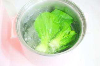 早餐机汤锅加入开水加适量盐，放入青菜焯水30秒