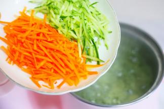 加入黄瓜丝胡萝卜丝焯水30秒。