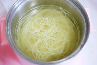 然后加入面条煮至浮起。