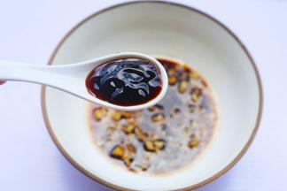 一勺蚝油，一大勺热油，加半碗开水备用。