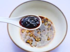 一勺蚝油，一大勺热油，加半碗开水备用。