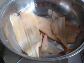 鱿鱼提前浸软后，撕掉红色膜