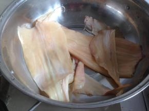 鱿鱼提前浸软后，撕掉红色膜