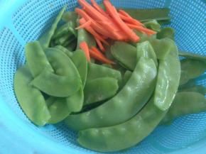 胡萝卜去皮切丝，荷兰豆撕去边边