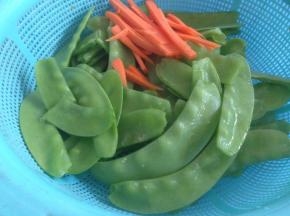 胡萝卜去皮切丝，荷兰豆撕去边边