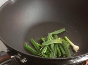 锅中加油烧热，放入切成小段的青蒜