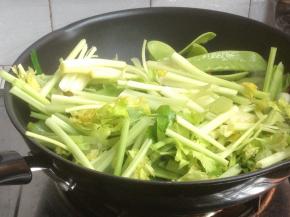 倒入荷兰豆、胡萝卜和芹菜