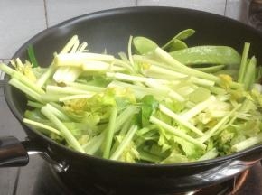 倒入荷兰豆、胡萝卜和芹菜