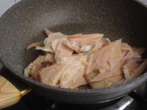 另起一锅，加油烧热后，倒入鱿鱼加入盐煸炒