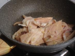 另起一锅，加油烧热后，倒入鱿鱼加入盐煸炒