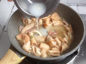 加适量水煮2分钟，用生粉加水勾芡