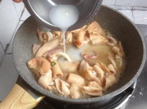 加适量水煮2分钟，用生粉加水勾芡