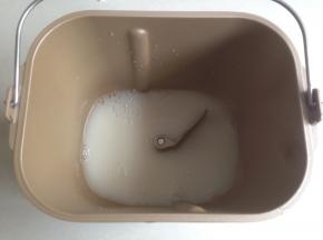 酵母溶于温水中，倒入面包桶里