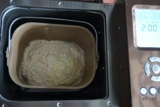 面包桶放入面包机中