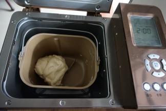 启动和面程序13分钟（不同型号的面包机和面时间不同），和面结束，在面包桶上盖上湿布，再盖上面包机盖，面团发酵两倍大。室温高的话不用开启面包机的发酵功能