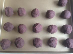 在发酵期间准备豆沙馅，豆沙馅分成每个20克，共16个，搓圆