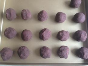 在发酵期间准备豆沙馅，豆沙馅分成每个20克，共16个，搓圆
