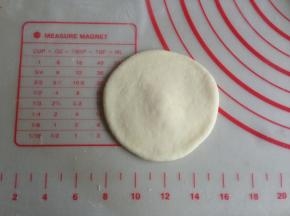 面团分成16个，擀圆，中间厚四周薄