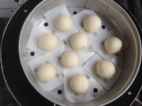 收口，放在蒸笼里，醒发20分钟（温度低的话，可以在锅中加热水，助发酵）