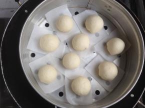 收口，放在蒸笼里，醒发20分钟（温度低的话，可以在锅中加热水，助发酵）