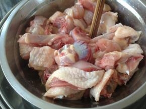 鸡肉用油、盐调好味