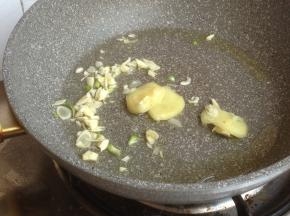 锅里加油烧热，加入姜片和蒜蓉