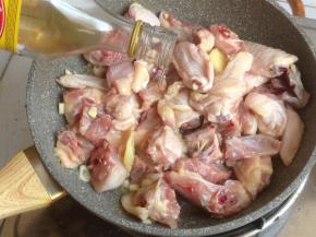 加入料酒，煸炒几下