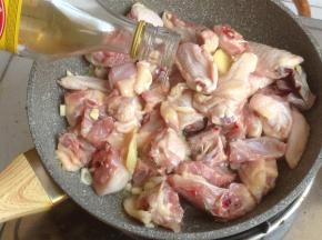 加入料酒，煸炒几下