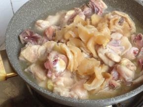 将煮过花胶的水和花胶倒入