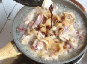 加入蚝油和酱油