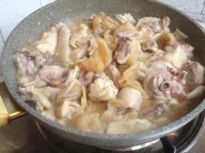 加入葱头，加盖焖煮15分钟左右