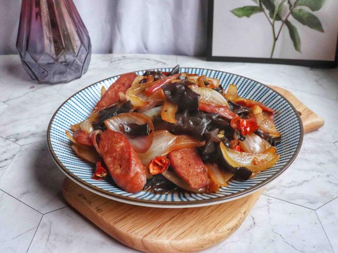 洋葱黑木耳炒牛肉肠