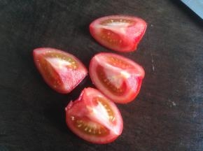 番茄去蒂切成4小块