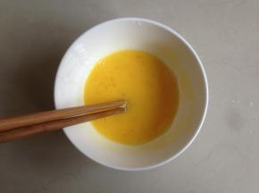 鸡蛋加一点点盐搅散