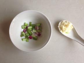 葱切粒，蒜剁成蓉