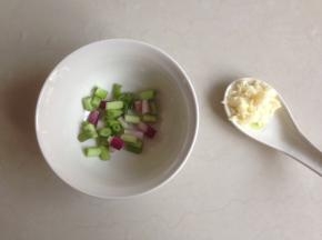 葱切粒，蒜剁成蓉