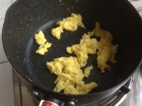 锅里加油烧热后倒入蛋液，立即划散开来，盛起