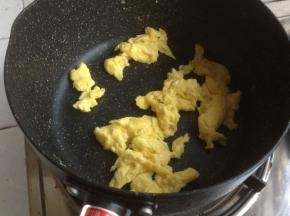 锅里加油烧热后倒入蛋液，立即划散开来，盛起