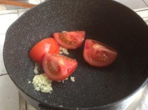 锅里加油倒入蒜蓉，加入番茄，炒软