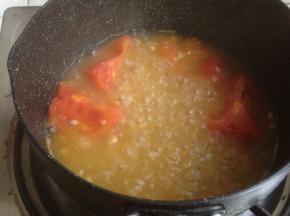 倒入水，煮几分钟，煮至番茄软软的更好吃