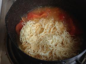 加入提前用热水冲洗过一次的面条，煮2分钟（根据不同面条煮熟的时间）。