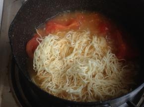 加入提前用热水冲洗过一次的面条，煮2分钟（根据不同面条煮熟的时间）。