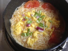 最后加入炒熟的鸡蛋、葱花和盐