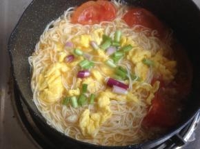 最后加入炒熟的鸡蛋、葱花和盐