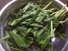 将韭菜洗干净，沥干水分后切成大约3厘米长的小段，蒜剁成蓉备用