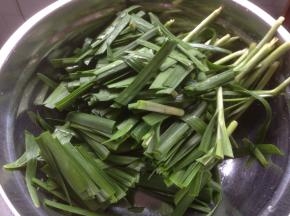 将韭菜洗干净，沥干水分后切成大约3厘米长的小段，蒜剁成蓉备用